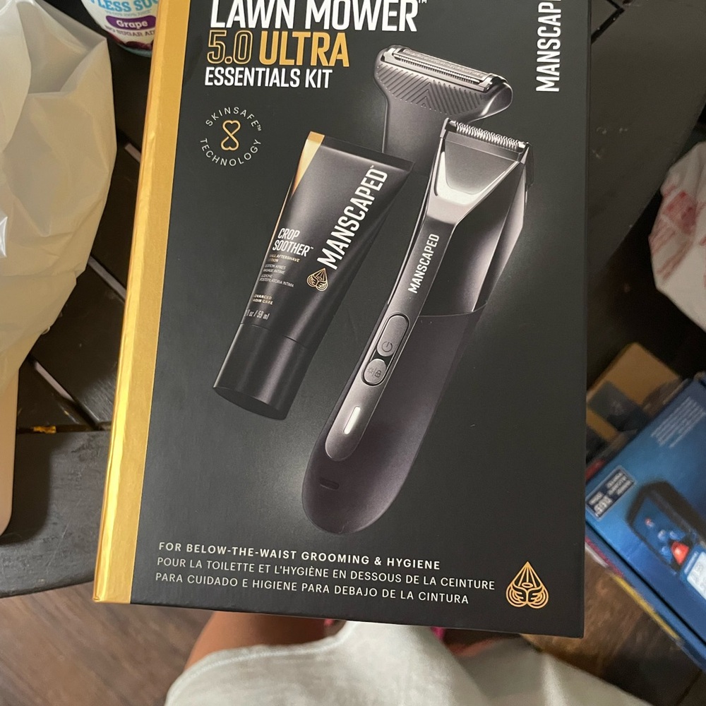 Black and Gold Grooming Clipper with Sleek Design